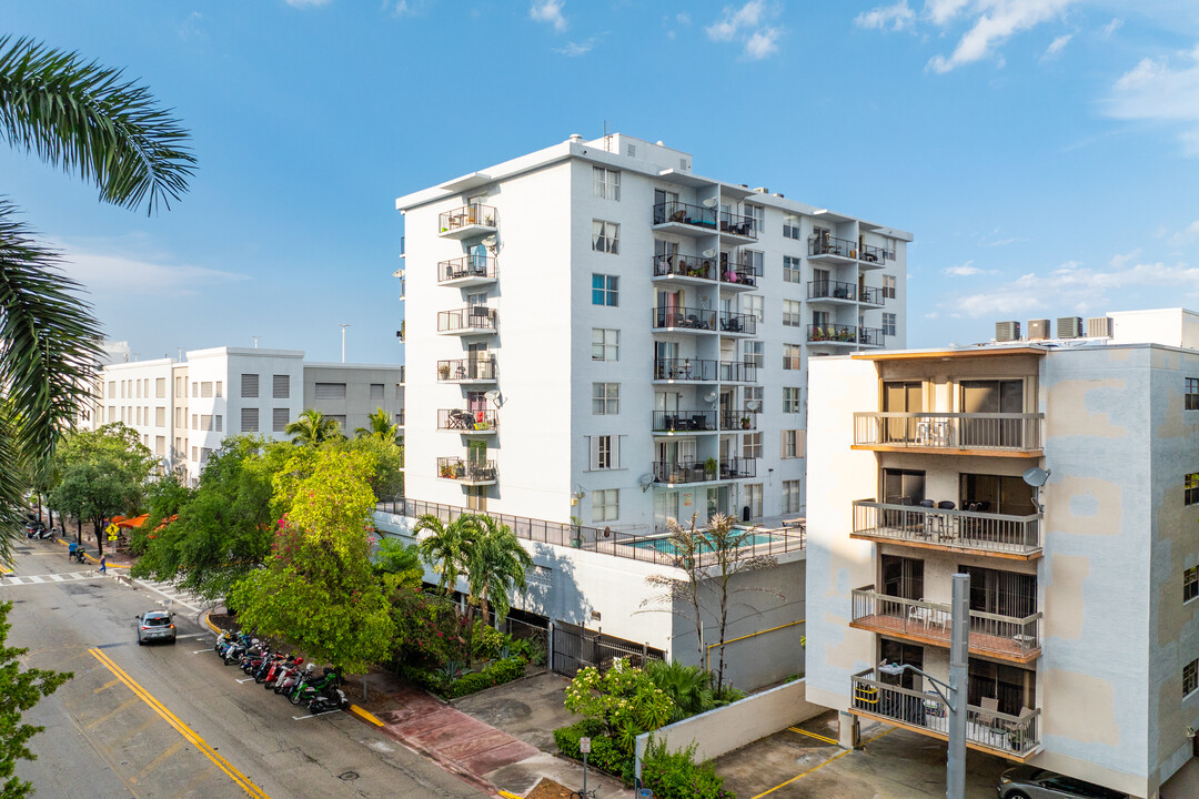 Bay Court Tower in Miami Beach, FL - Building Photo