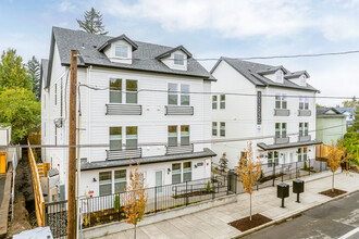 Greeley Court in Portland, OR - Foto de edificio - Building Photo