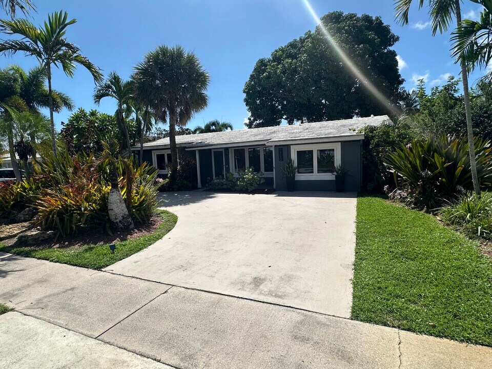 1750 NE 40th St in Oakland Park, FL - Building Photo