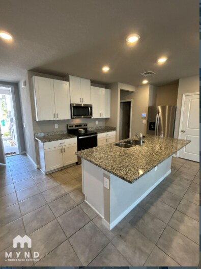 7649 Intrepid Rd in Wesley Chapel, FL - Foto de edificio - Building Photo