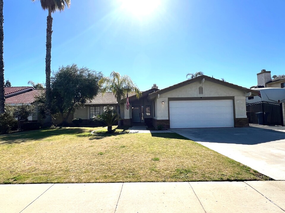 7113 Bandolero Way in Bakersfield, CA - Building Photo