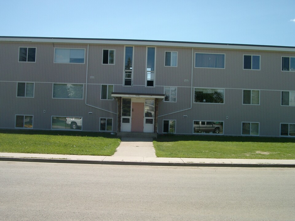 9815-9104 104 Ave in Fort St John, BC - Building Photo