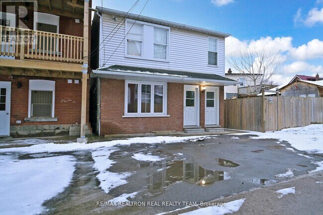 1129 Cannon St E in Hamilton, ON - Building Photo - Building Photo
