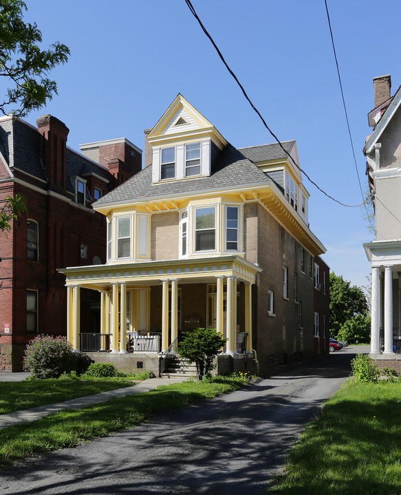 690 Madison Ave in Albany, NY - Building Photo