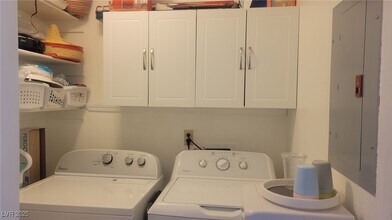 2140 Willowbury Dr in Las Vegas, NV - Building Photo - Building Photo