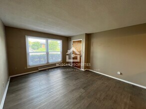 6107 W 25th St, Unit 2 in Indianapolis, IN - Foto de edificio - Building Photo
