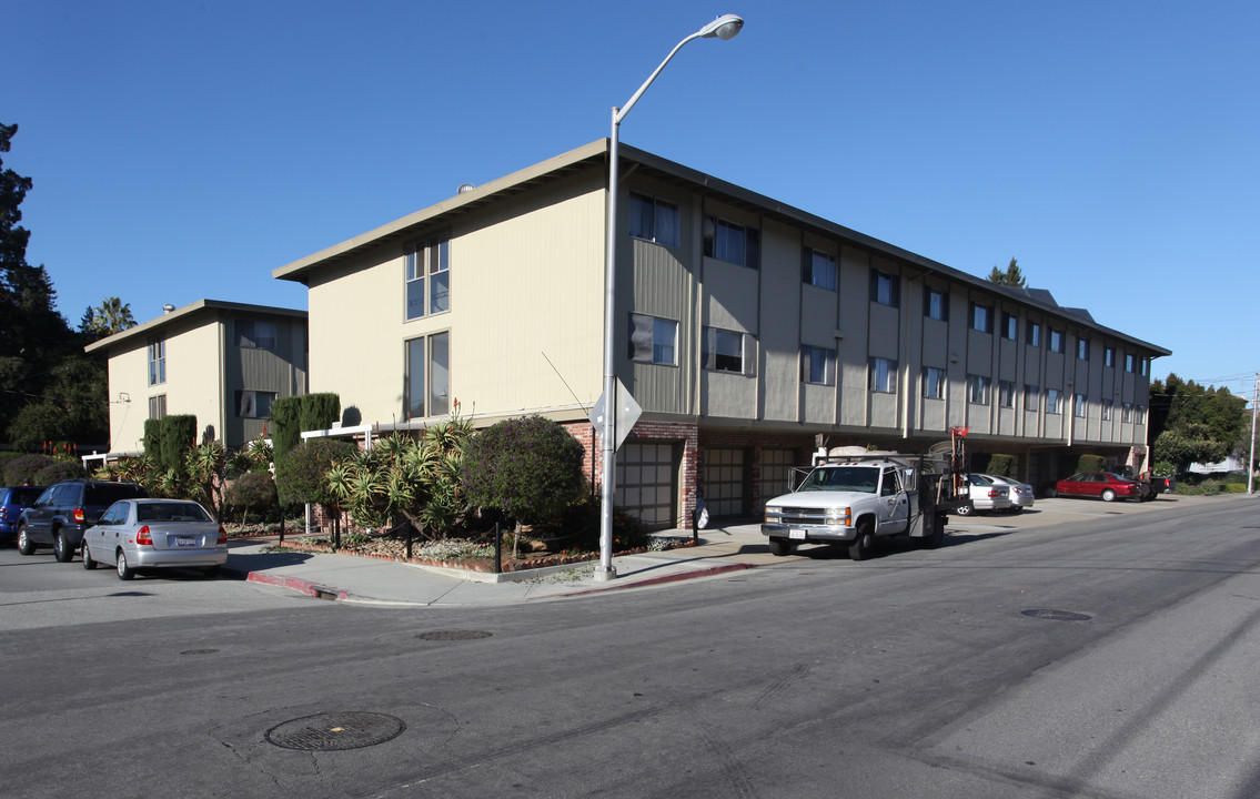 Royal Garden Apartments in San Mateo, CA - Building Photo