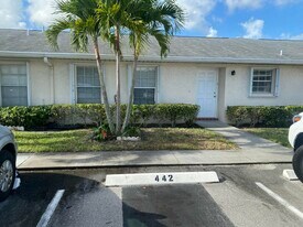 442 Franconia Cir in Greenacres, FL - Building Photo