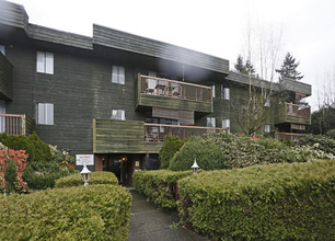 5630 Inman Ave in Burnaby, BC - Building Photo - Building Photo