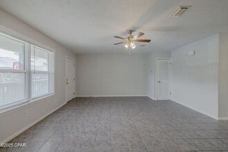 7813 N Lagoon Dr in Panama City Beach, FL - Foto de edificio - Building Photo