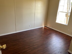 343 Crescent Creek Ln in Bruceville, TX - Foto de edificio - Building Photo