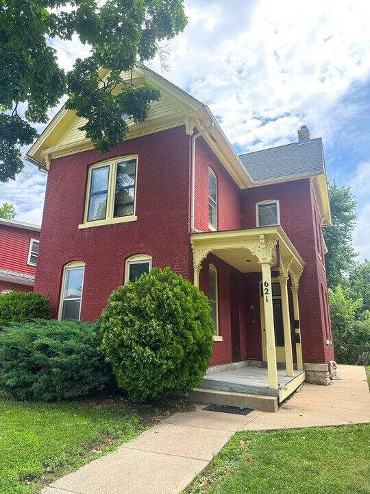 621 S 12th St in Quincy, IL - Building Photo