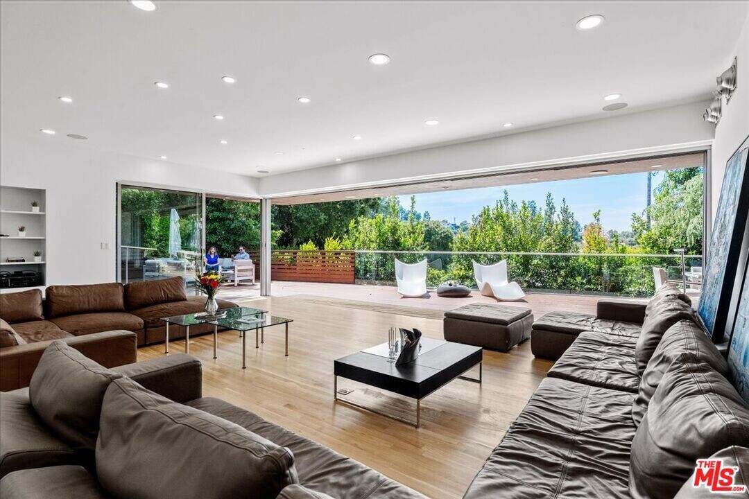 3567 Woodcliff Rd in Los Angeles, CA - Building Photo