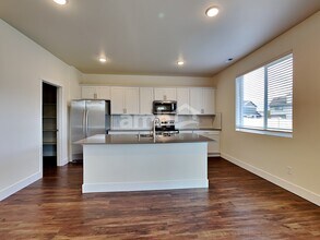 342 Smith Dr in Enumclaw, WA - Building Photo - Building Photo