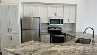 825 Normandy Trace Rd in Tampa, FL - Building Photo - Building Photo