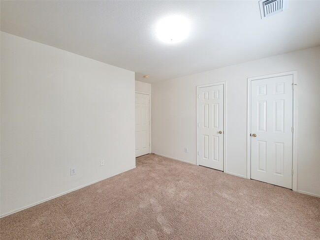 property at 5746 Roehampton Ct