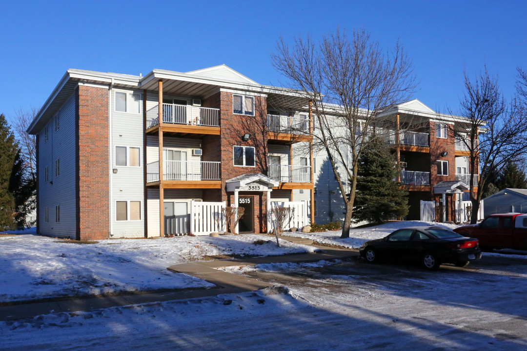 Vista Court in West Des Moines, IA - Building Photo