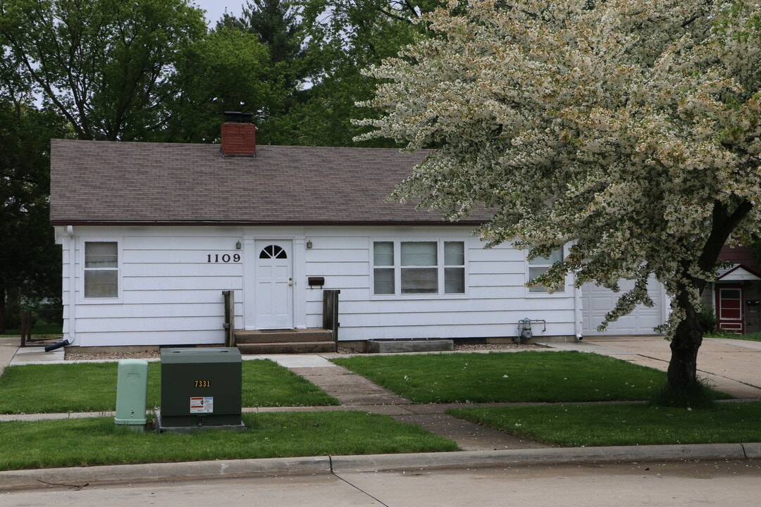 1109 W 20th St in Cedar Falls, IA - Building Photo