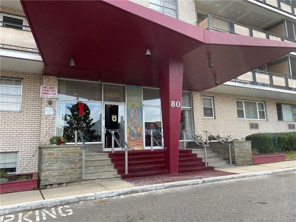 80 Cartright St in Bridgeport, CT - Building Photo
