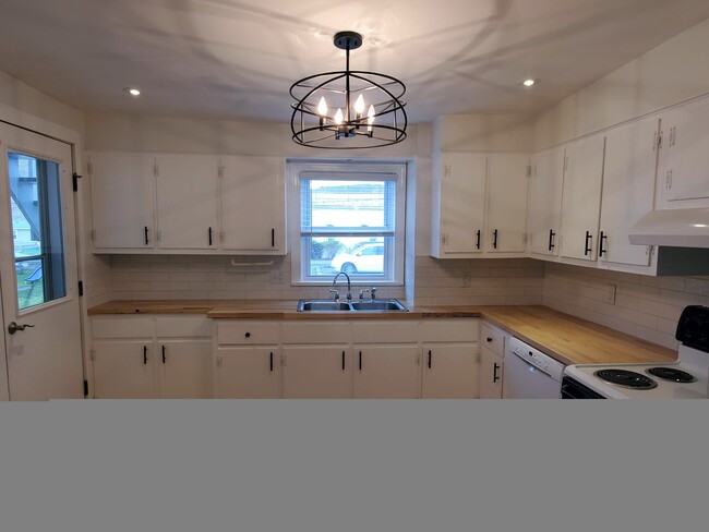 658 Grand St, Unit Apt 102 in Danville, PA - Building Photo - Building Photo