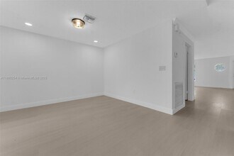 9745 NW 37th St in Sunrise, FL - Building Photo - Building Photo