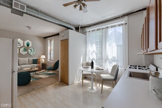 Charleston 2054 W in Chicago, IL - Foto de edificio - Building Photo