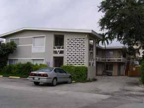 1585 NE 125th St in North Miami, FL - Building Photo - Building Photo