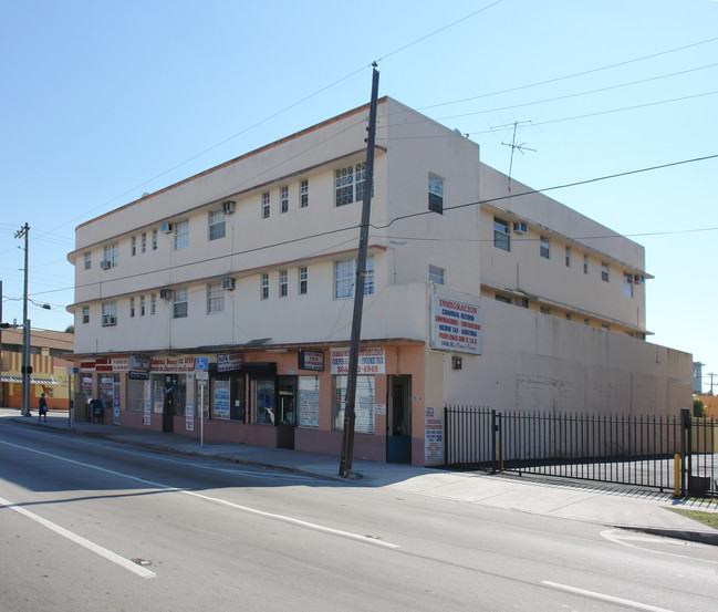 102 SW 16th Ave in Miami, FL - Foto de edificio - Building Photo