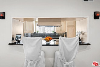 2563 Hutton Dr in Beverly Hills, CA - Building Photo - Building Photo