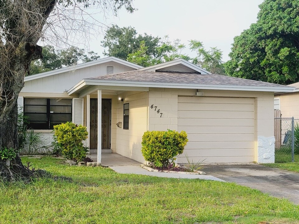 4747 15th Ave S in St. Petersburg, FL - Building Photo
