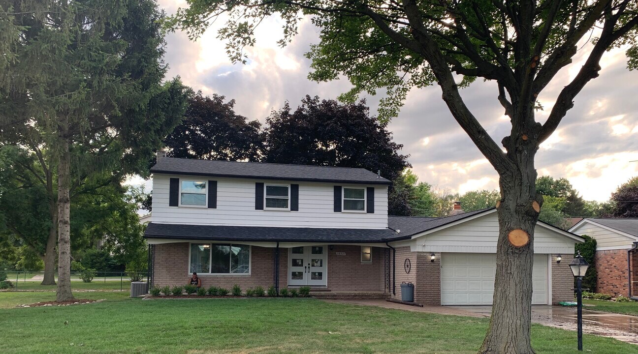 38321 Foxcroft Blvd in Harrison Township, MI - Foto de edificio