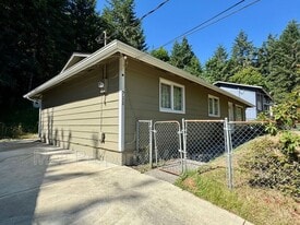 711 Grandview Ave in Shelton, WA - Building Photo