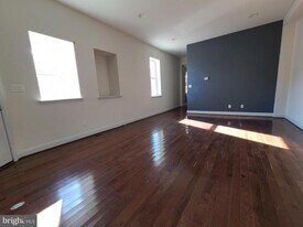 250 S Washington St in Baltimore, MD - Building Photo