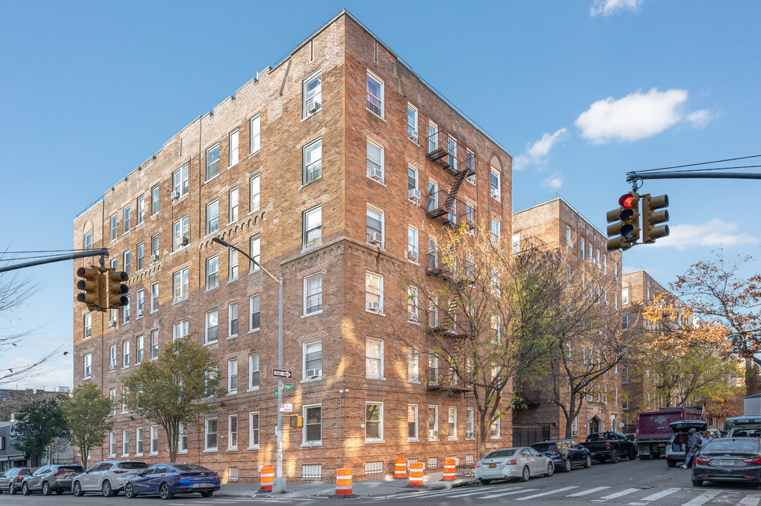 Wade Hampton Apartments in Bronx, NY - Building Photo