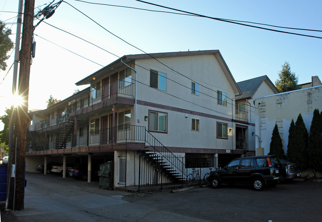 Alderstreet Apartments in Eugene, OR - Foto de edificio - Building Photo