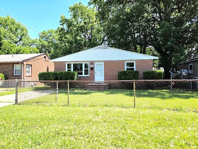 828 Ridgeway Ave in Hampton, VA - Building Photo - Building Photo