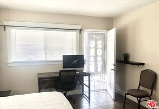 1268 W 35th Pl in Los Angeles, CA - Building Photo - Building Photo