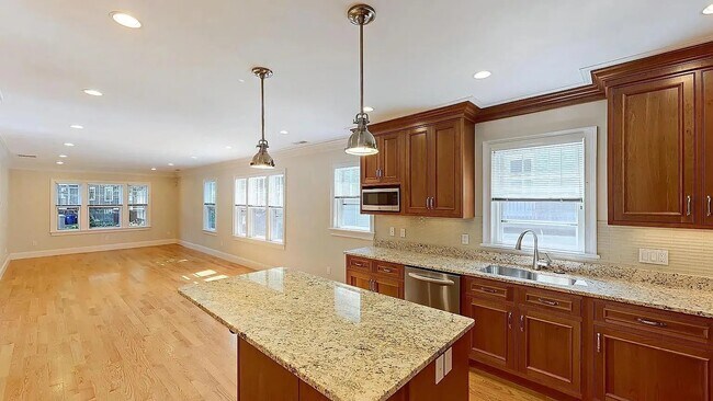 7 Acron Rd, Unit 1 in Brookline, MA - Foto de edificio - Building Photo