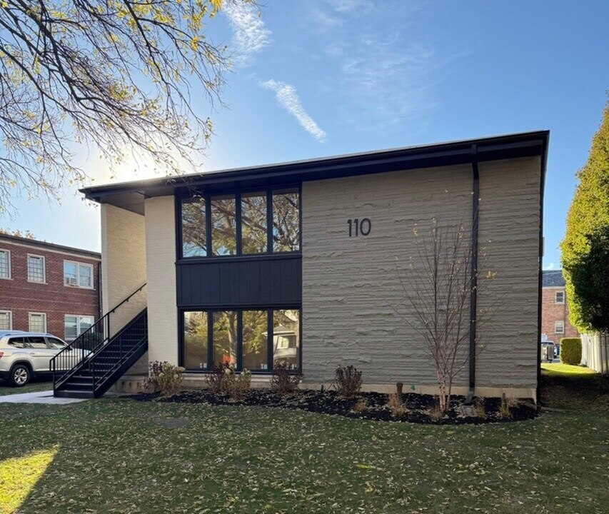110 N Willow Rd in Elmhurst, IL - Building Photo