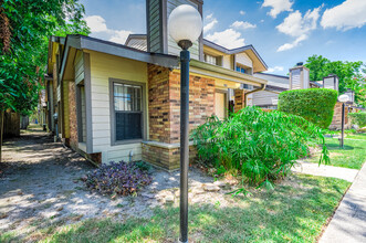 200 Pecan Dr, Unit 502 in League City, TX - Foto de edificio - Building Photo