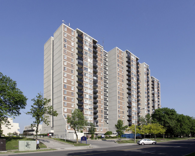 Queenscourt in Toronto, ON - Building Photo - Primary Photo