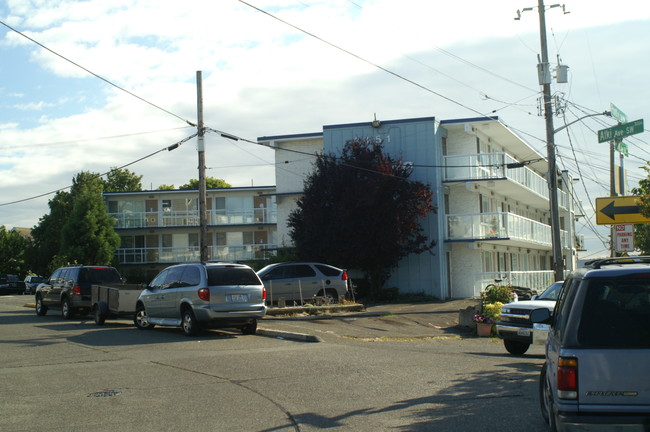 Riptide Apartments in Seattle, WA - Foto de edificio - Building Photo