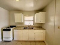 1003 S Main St, Unit B in Big Spring, TX - Foto de edificio - Building Photo