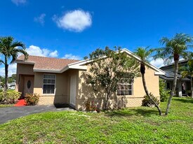 13761 Newport Manor in Davie, FL - Building Photo