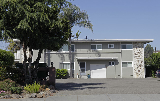 Capri Apartments in Castro Valley, CA - Foto de edificio - Building Photo