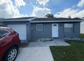 5705 Stonington Way in Greenacres, FL - Building Photo