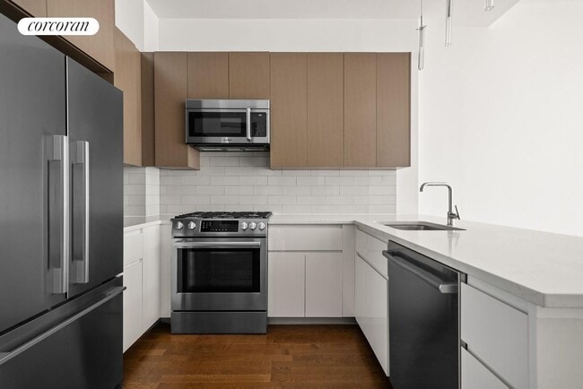 2717 42nd Rd in Queens, NY - Building Photo - Building Photo