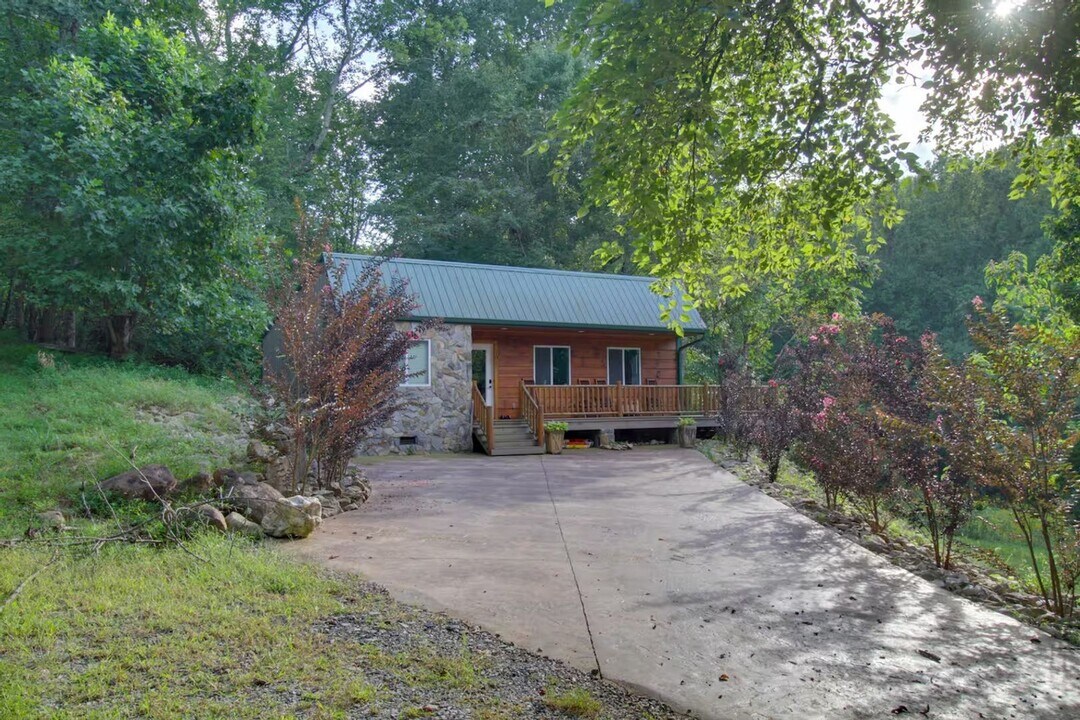 1857 Venturous Trail in Goode, VA - Building Photo