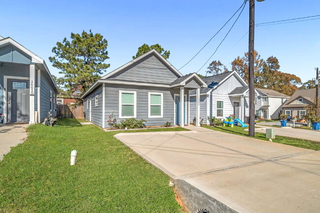 16606 E Forrestal St in Montgomery, TX - Building Photo - Building Photo