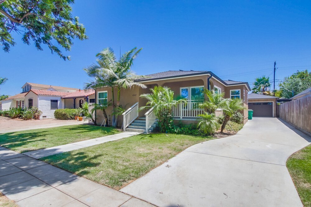 4747 Rolando Blvd in San Diego, CA - Building Photo